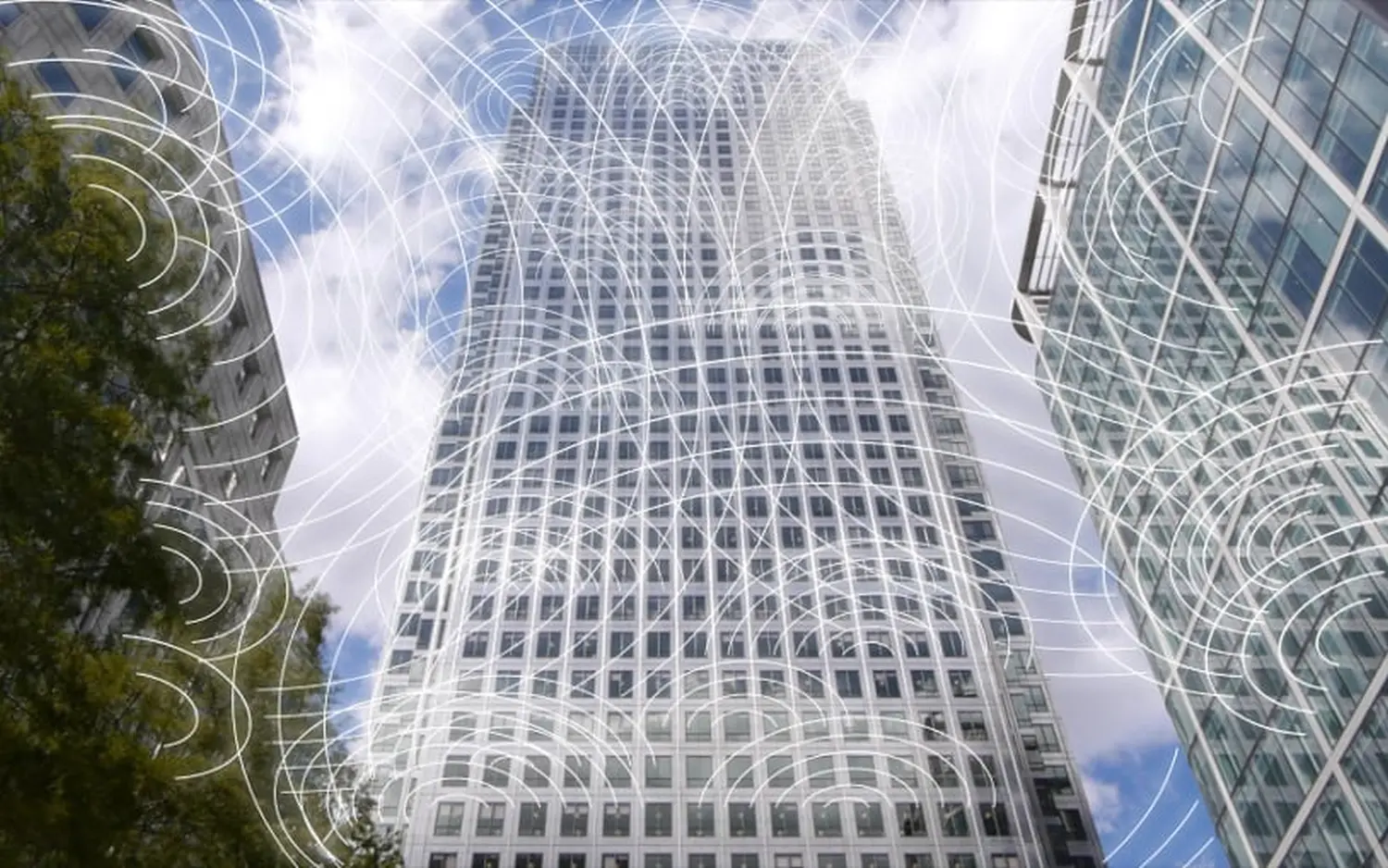 EMshield GmbH – Architektur und Unternehmenssicherheit – Die Abbildung zeigt One Canada Square in Canary Wharf, London, mit einer konzeptionellen Darstellung eines drahtlosen Netzwerk-Overlays.