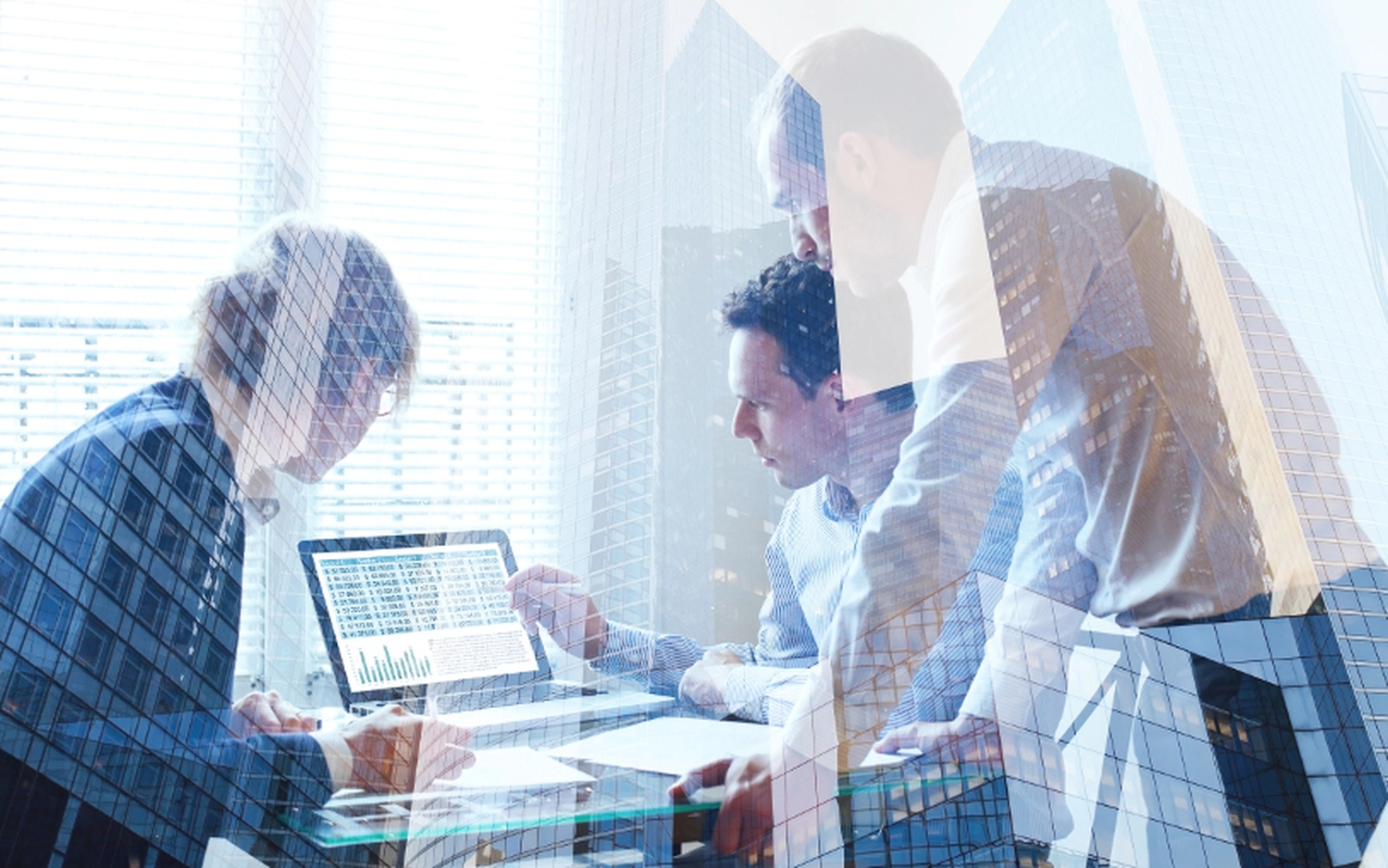 EMshield GmbH – Architektur und Unternehmenssicherheit – Ein Team von Wirtschaftsexperten, die in einem Büro zusammenarbeiten und wahrscheinlich Finanzdaten, Markttrends oder Kennzahlen von Startups analysieren.